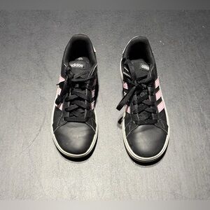 Girls Size 2 1/2 Black and Pink Tennis Shoes Like New